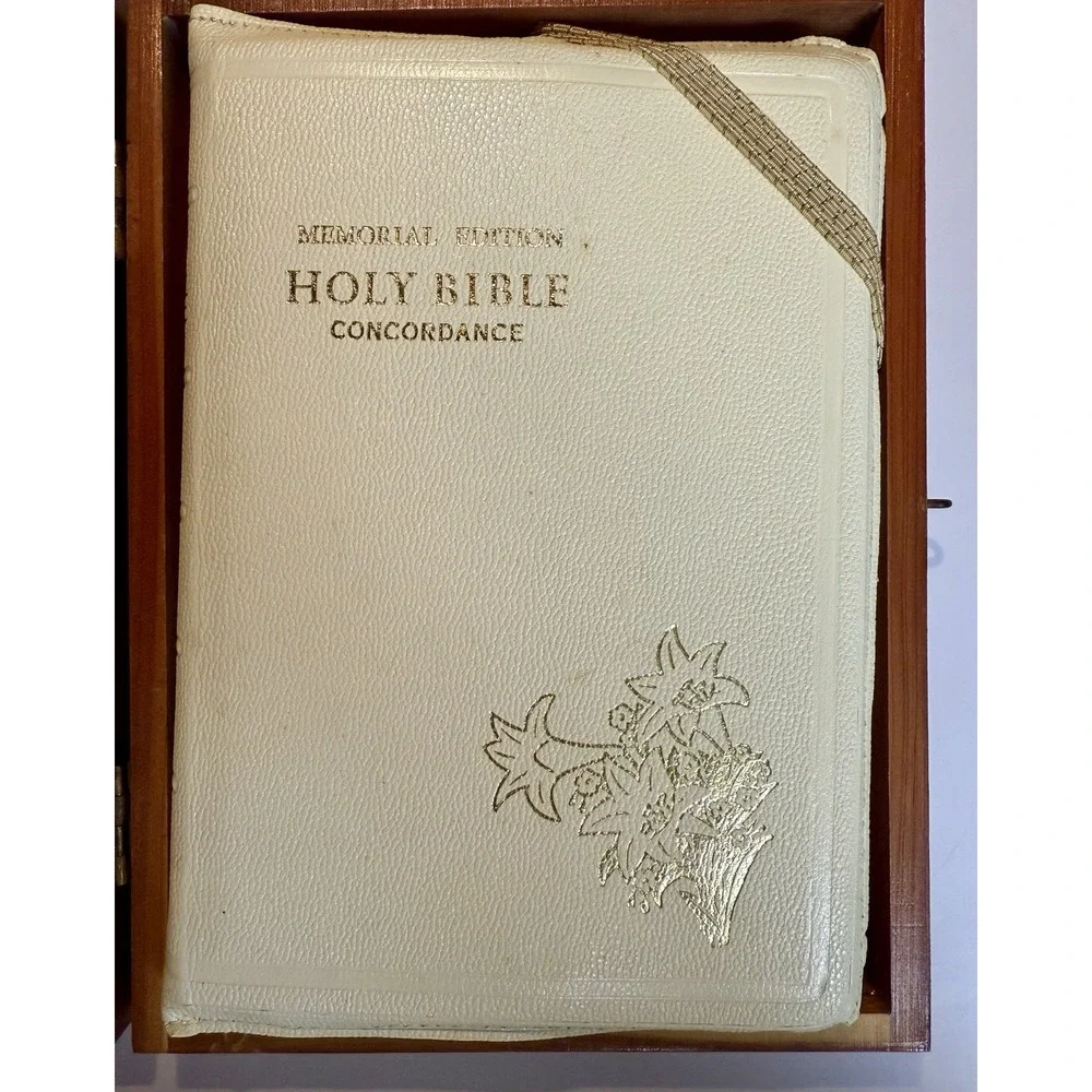 VTG 1950's White Memorial‎ Bible W/Concordance From Union In Cedar Box